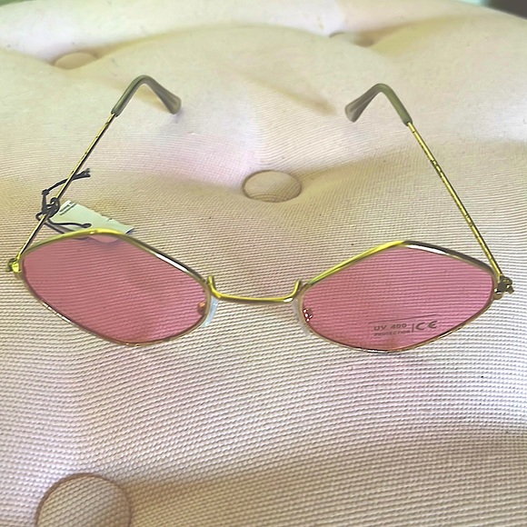 🔴NWT pink tint & gold frame diamond like shape sunglasses fashion trend glasses - Picture 2 of 8